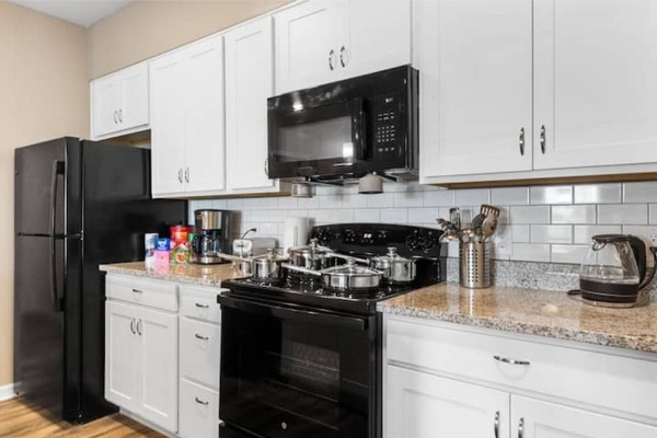 Frigorifero, microonde, forno, piano cottura