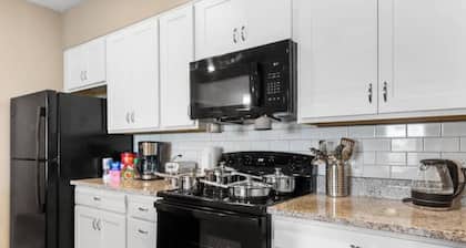 Chic 2 BD/2 BA Condo: Serene Escape in Melbourne