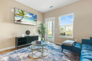 TV connectée, cheminée, baby-foot, table de tennis de table