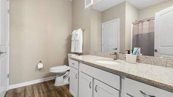 Dusche, Whirlpool, Haartrockner, Handtücher