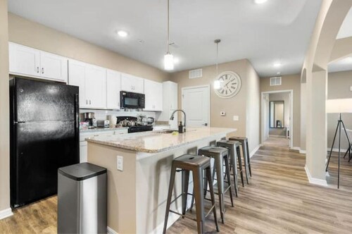 Chic 2 BD/2 BA Condo: Serene Escape in Melbourne