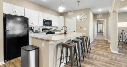 Chic 2 BD/2 BA Condo: Serene Escape in Melbourne