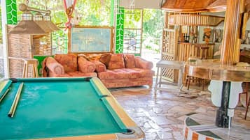 Bar en bord de piscine