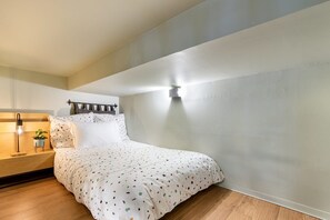 1 bedroom, iron/ironing board, internet, bed sheets