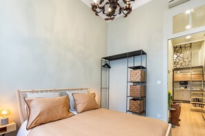 1 habitación, tabla de planchar con plancha, internet y ropa de cama