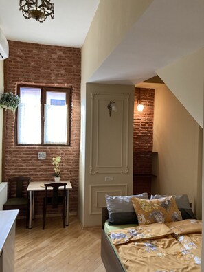 1 غرفة نوم ومكواة/لوح كي وواي فاي مجانًا وملاءات أسرّة