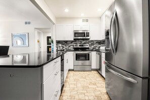 Refrigerador, microondas, horno y parrilla de estufa 