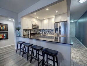 Réfrigérateur, four à micro-ondes, un four, surface de cuisson