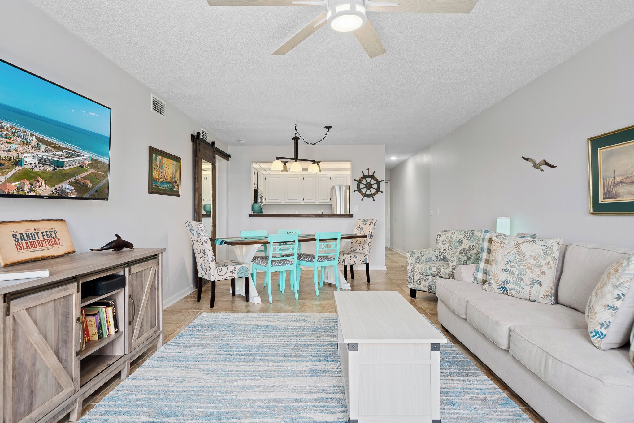 Fernseher, Tischfußball, Tischtennisplatte, Bücher