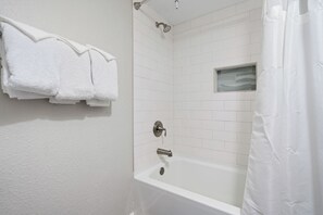 Bathtub, hair dryer, towels - La Mirage Condo 303 Beachfront Condominium Resort with Private Boardwalk to Beach (Port Aransas)