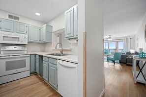 Refrigerador, microondas, horno y parrilla de estufa 