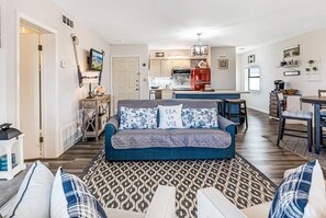 Smart-TV, Tischfußball, Tischtennisplatte, Bücher