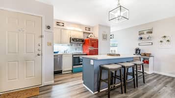 冰箱、微波炉、烤箱、炉灶