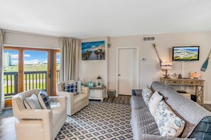 Smart-TV, Tischfußball, Tischtennisplatte, Bücher