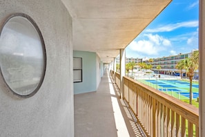 Property grounds - La Mirage Condo 228 Beachfront Condominium Resort with Private Boardwalk to Beach (Port Aransas)