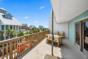 Outdoor dining - La Mirage Condo 103 Beachfront Condo Resort with Private BoardWalk Access (Port Aransas)