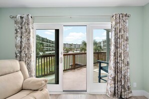 电视、桌上足球、乒乓球、书