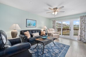 电视、桌上足球、乒乓球、书