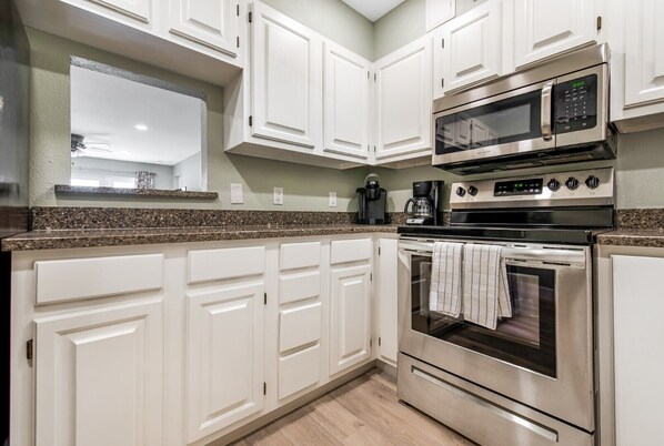 冰箱、微波炉、烤箱、炉灶