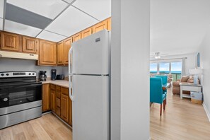 Réfrigérateur, four à micro-ondes, un four, surface de cuisson