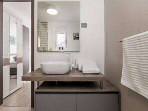 Shower, hair dryer, towels - Villa Corichi with Swimming Pool (Opatija)