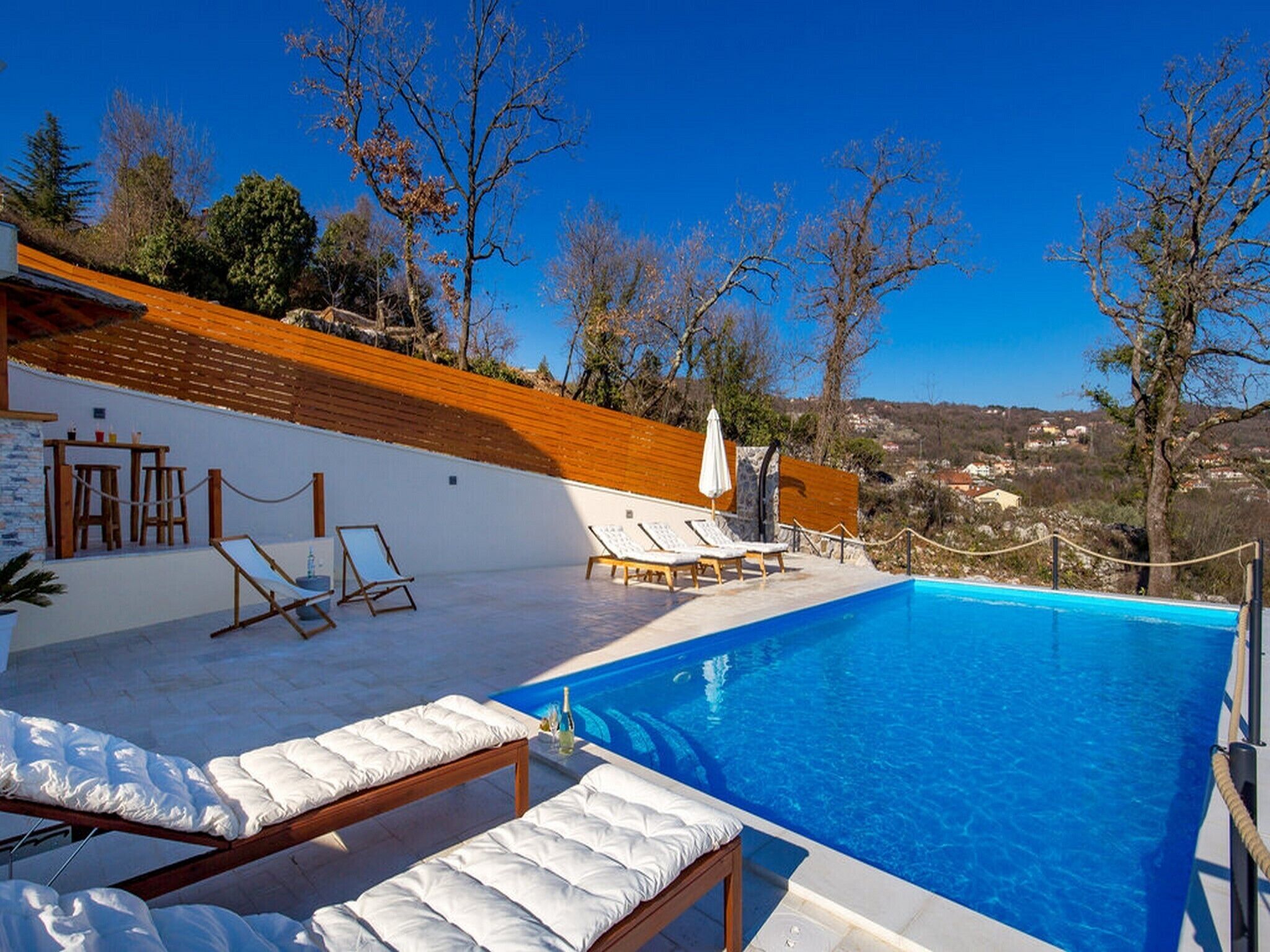 季節限定屋外プール、サンラウンジャー