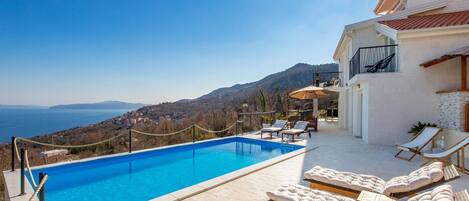 Sæsonbestemt udendørs pool, liggestole