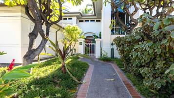 Condo (2 Bedrooms) | Property entrance