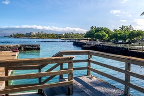 Condo (2 Bedrooms) | Playa | En la playa, playa de arena blanca y toallas de playa 