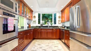 Kondominium (2 Bedrooms) | Dapur pribadi | Lemari es, microwave, oven, dan mesin pembuat kopi/teh