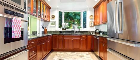 Condo (2 Bedrooms) | Cocina privada | Refrigerador, microondas, horno y cafetera y tetera