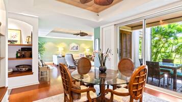 Kondominium (2 Bedrooms) | Tempat makan