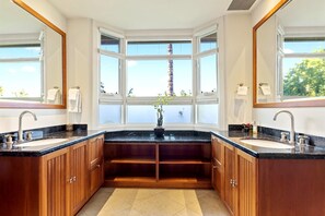 Apartment (2 Bedrooms) | Badezimmer | Dusche, Designer-Toilettenartikel
