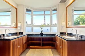 Apartment (2 Bedrooms) | Badezimmer | Dusche, Designer-Toilettenartikel