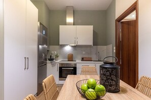 Fridge, microwave, oven, coffee/tea maker