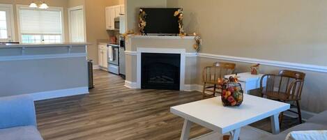 Televisio, takka, työhuone