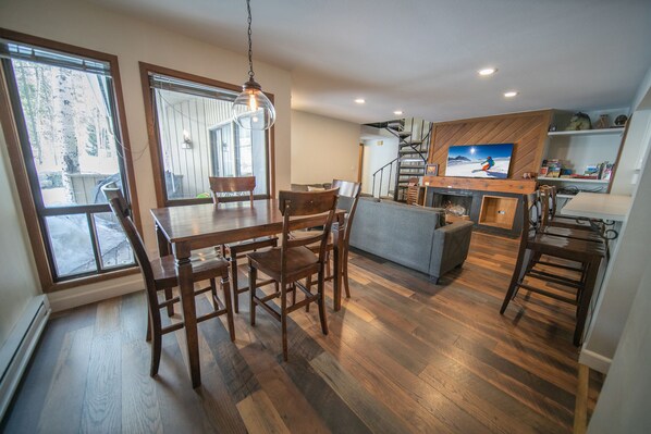 Superior-huoneisto, 3 makuuhuonetta, parveke, näköala pihalle (Flying Dutchman 1162) | Oleskelualue | Älytelevisio, takka