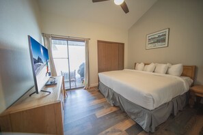 Condo supérieur, 3 chambres, balcon, vue sur la cour intérieure (Flying Dutchman 1162) | 2 chambres, décor unique, ameublement unique, fer et planche à repasser