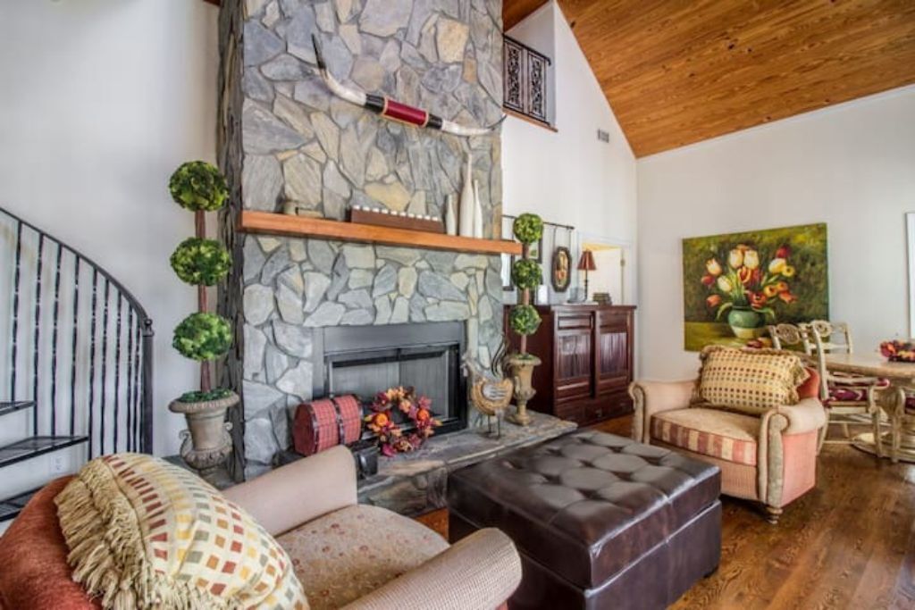 Sleeps up to 25. Enjoy our large pool & patio. Perfect for football season!