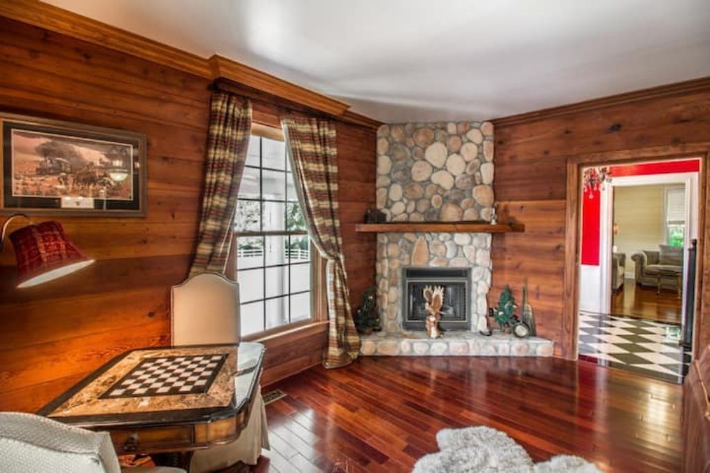 Sleeps up to 25. Enjoy our large pool & patio. Perfect for football season!