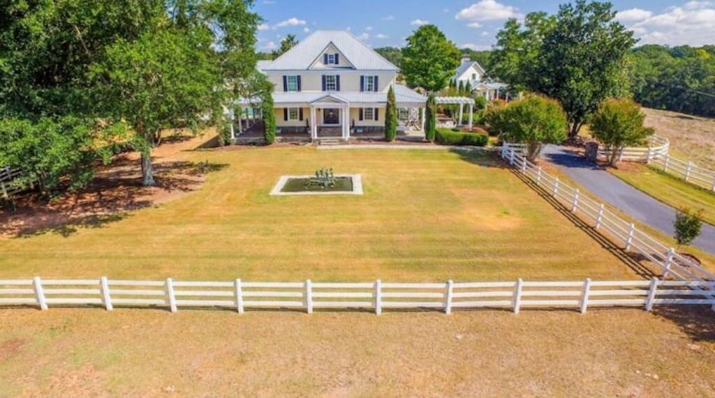 Sleeps up to 25. Enjoy our large pool & patio. Perfect for football season!