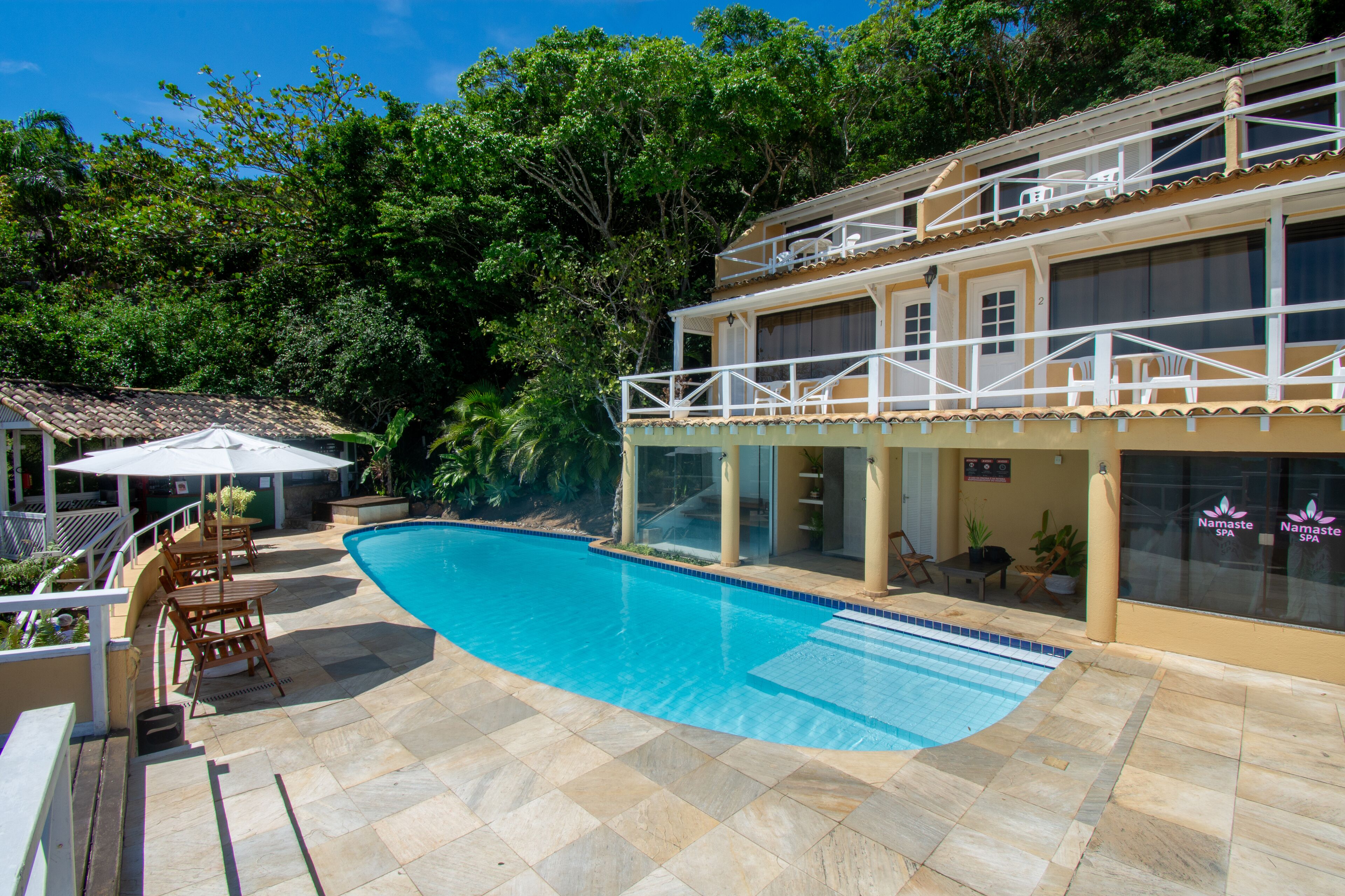 Piscina externa, espreguiçadeiras