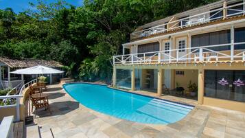 Piscina externa, espreguiçadeiras