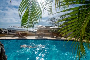 Piscina externa, espreguiçadeiras