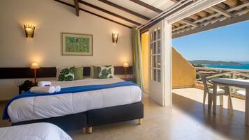 Quarto quádruplo standard | Cofres nos quartos, escrivaninha, Wi-Fi de cortesia, roupa de cama