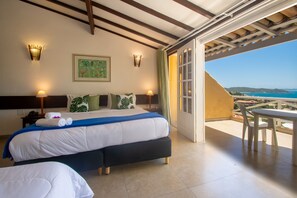 Quarto quádruplo standard | Cofres nos quartos, escrivaninha, Wi-Fi de cortesia, roupa de cama