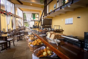 Breakfast buffet - Pousada e Spa Villa Mercedes by Latitud Hoteles (Búzios)
