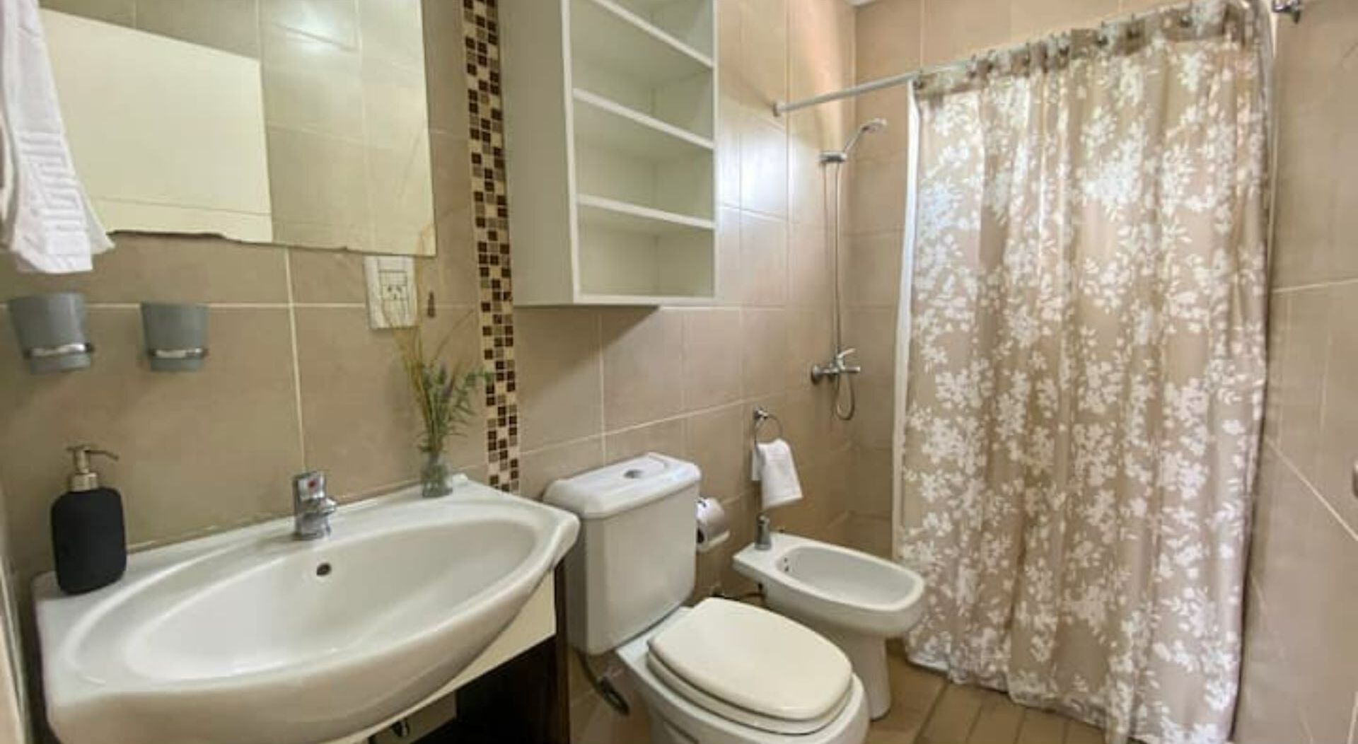 Douche, sèche-cheveux, bidet, serviettes fournies