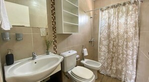 Doccia, asciugacapelli, bidet, asciugamani