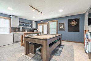 Games room - River Trails Tavern. Comfort meets DFW mancave! (Fort Worth)
